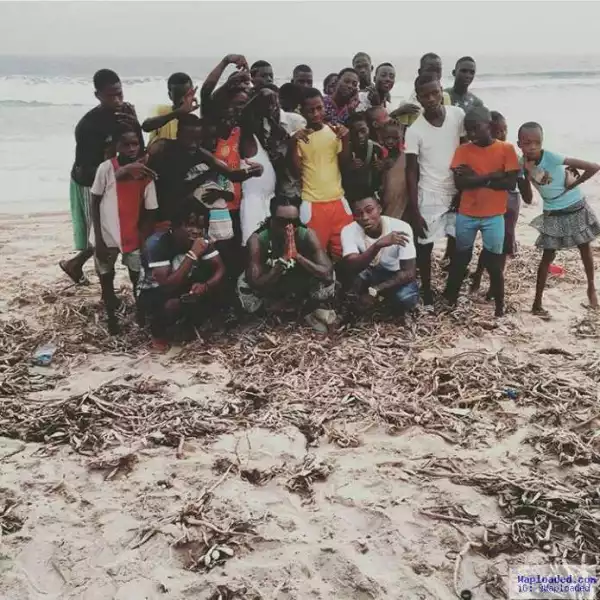 Photos: US-Nigerian Rapper, Wale, Spots Chilling In Lagos Beach With Reekado Banks